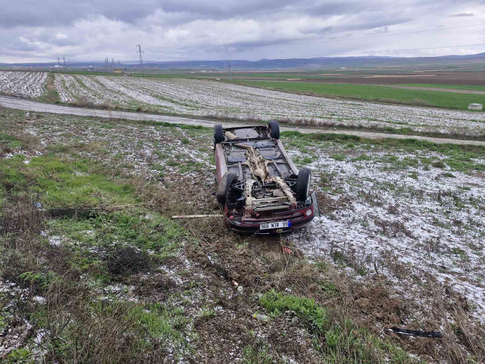 Çorum’da otomobil şarampole yuvarlandı: 3 yaralı
