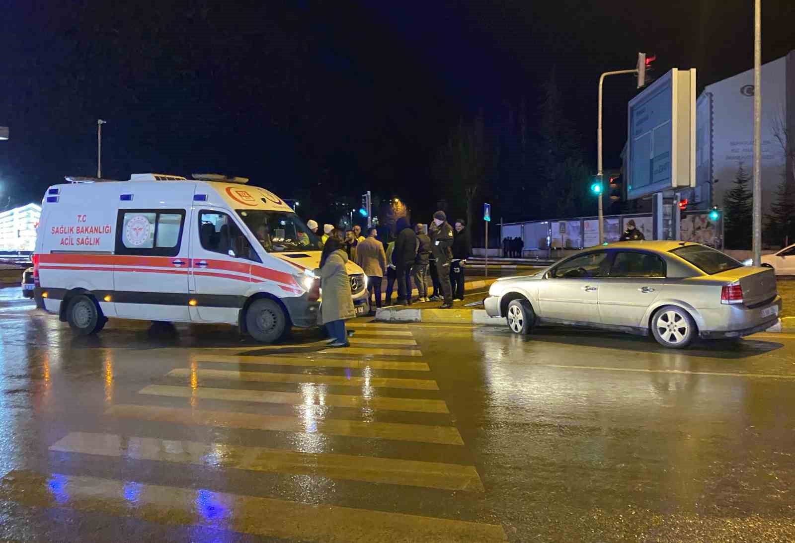 Çorum’da otomobil sinyalizasyon direğine çarptı: 1 yaralı
