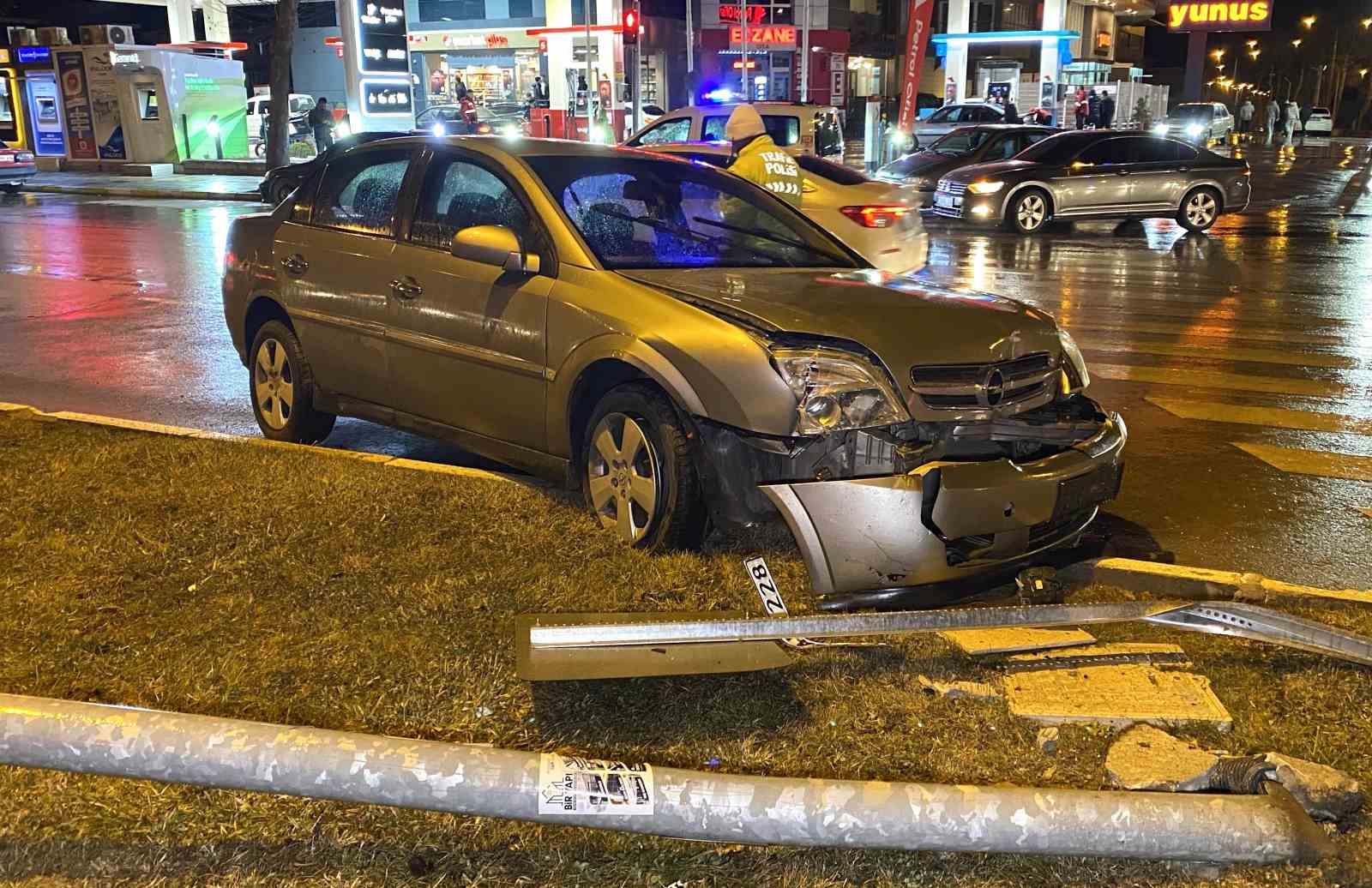Çorum’da otomobil sinyalizasyon direğine çarptı: 1 yaralı
