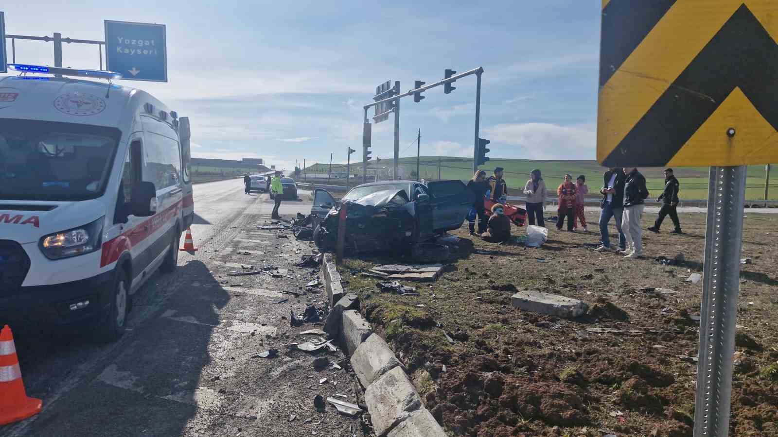 Çorum’da otomobille hafif ticari araç çarpıştı: 1’i çocuk 6 yaralı
