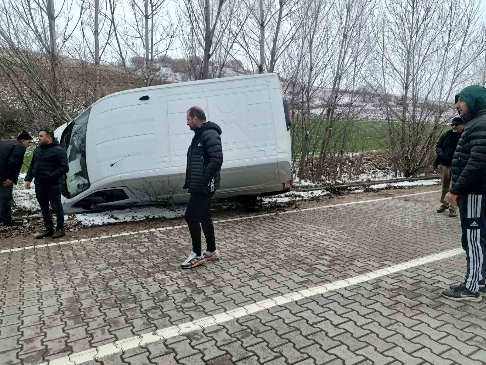 Çorum’da panelvan araç yan yattı: 1 yaralı
