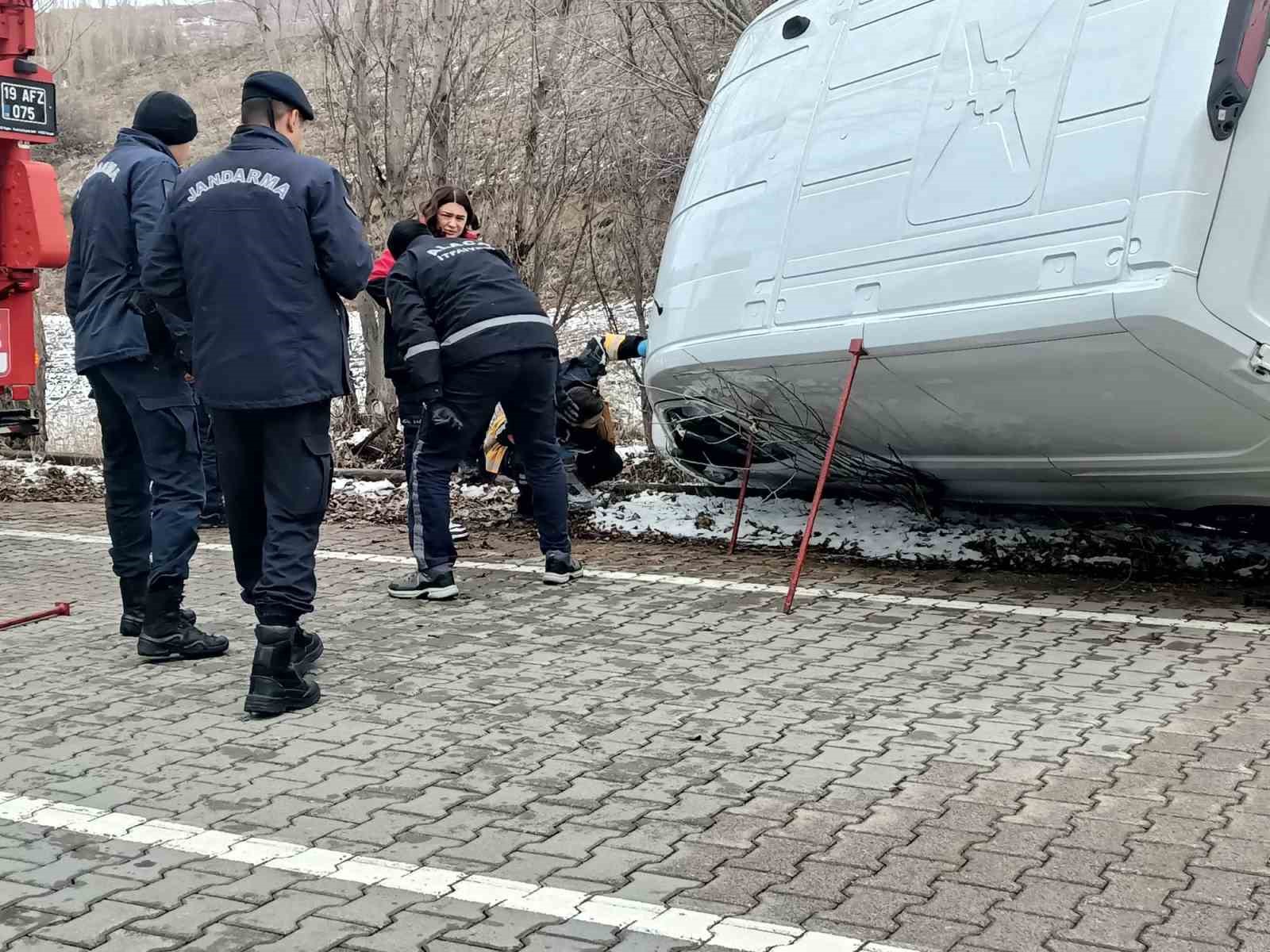 Çorum’da panelvan araç yan yattı: 1 yaralı
