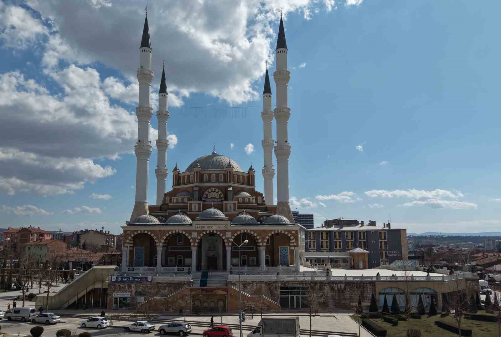 Çorum’da Ramazan ayının son cuma namazında vatandaşlar camilere akın etti
