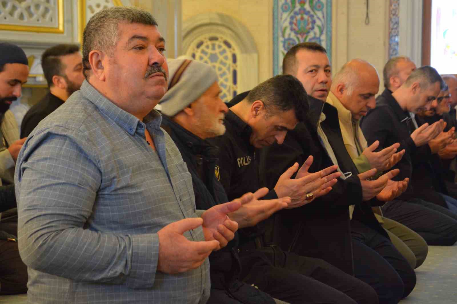 Çorum’da Ramazan ayının son cuma namazında vatandaşlar camilere akın etti
