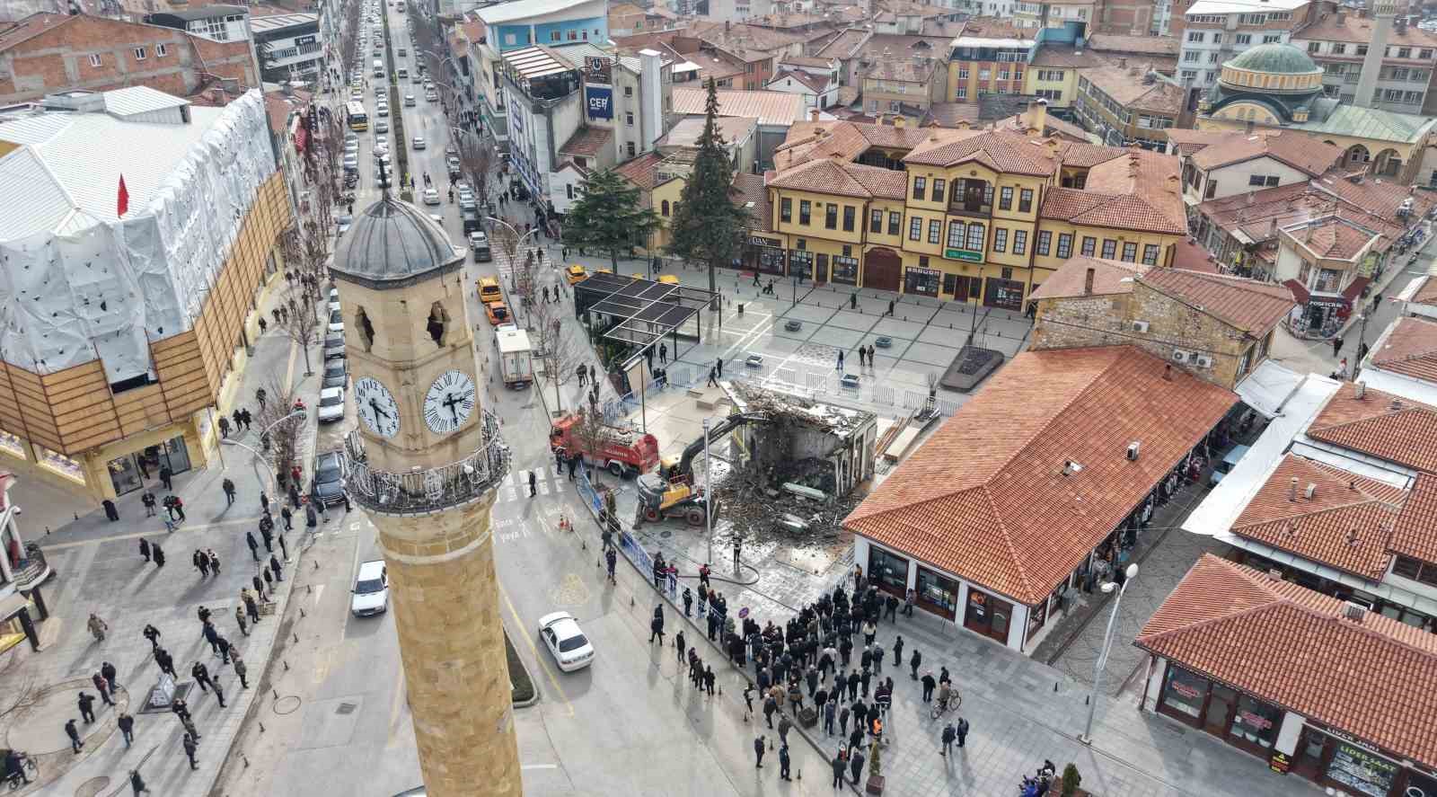 Çorum’da son binanın da yıkılmasıyla tarihi silüet gün yüzüne çıktı
Çorum’da son binanın da yıkılmasıyla tarihi silüet gün yüzüne çıktı