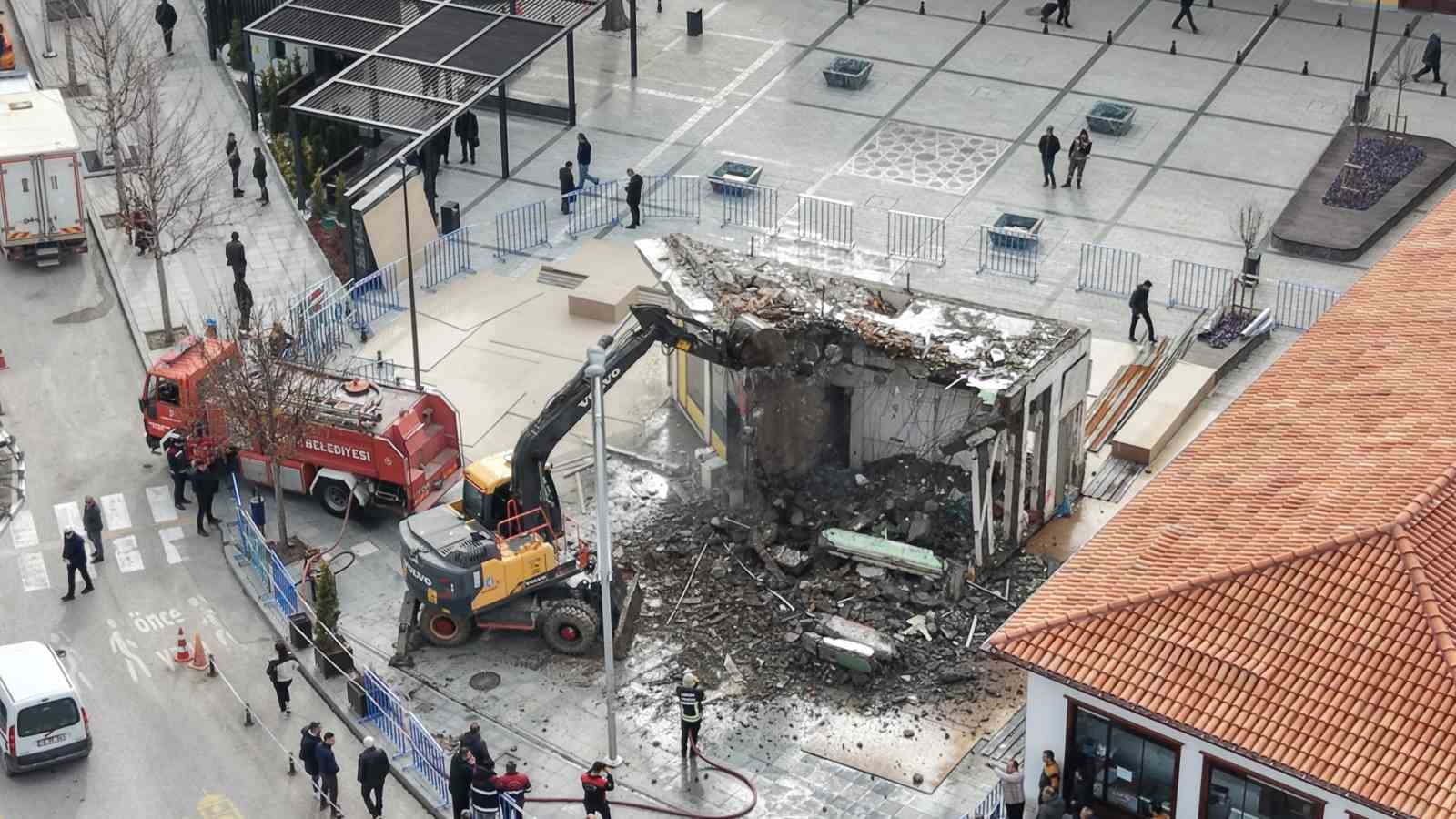 Çorum’da son binanın da yıkılmasıyla tarihi silüet gün yüzüne çıktı
Çorum’da son binanın da yıkılmasıyla tarihi silüet gün yüzüne çıktı