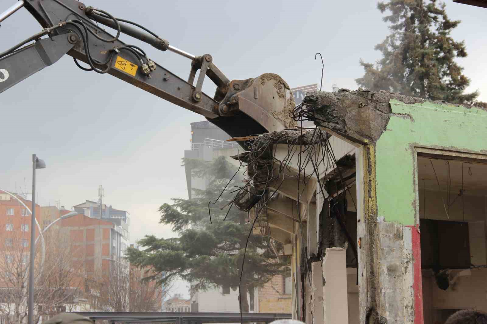 Çorum’da son binanın da yıkılmasıyla tarihi silüet gün yüzüne çıktı
Çorum’da son binanın da yıkılmasıyla tarihi silüet gün yüzüne çıktı
