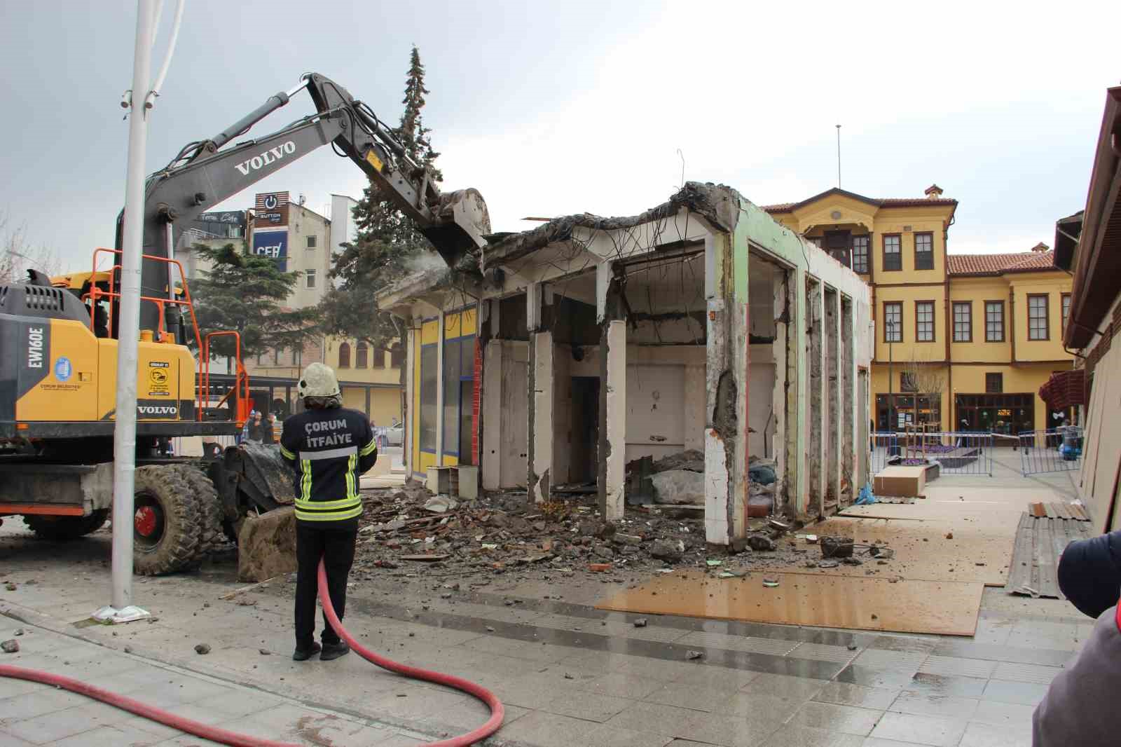 Çorum’da son binanın da yıkılmasıyla tarihi silüet gün yüzüne çıktı
Çorum’da son binanın da yıkılmasıyla tarihi silüet gün yüzüne çıktı