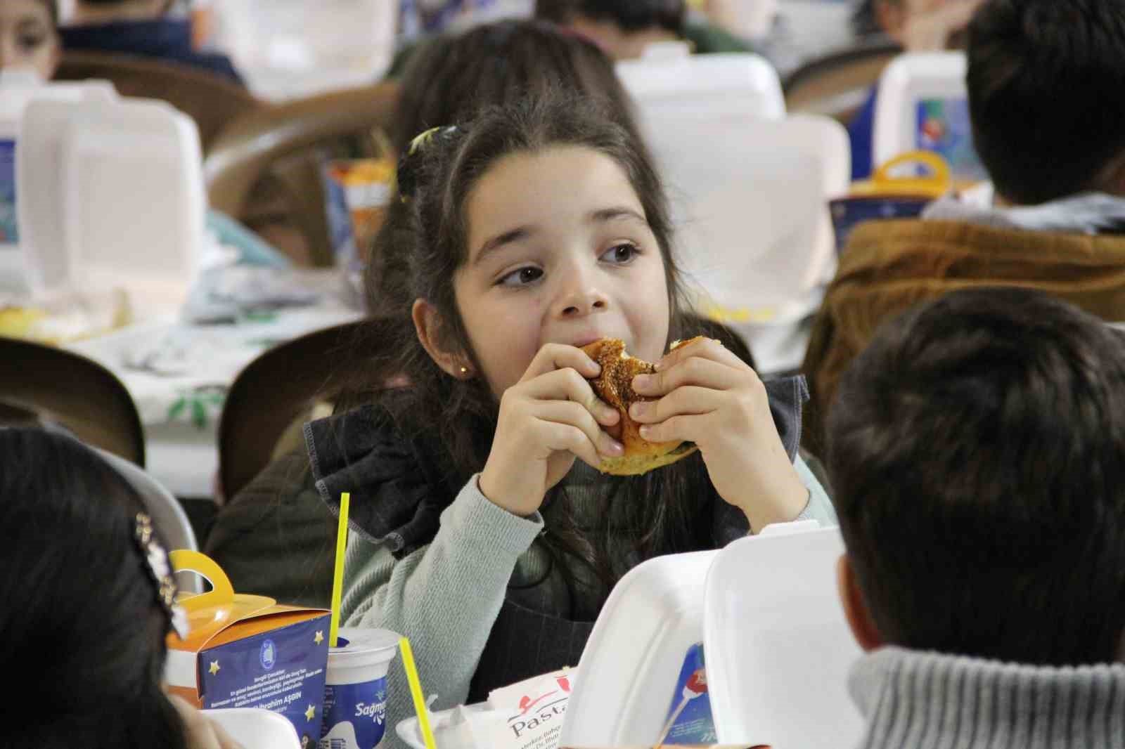 Çorum’da ’tekne orucu’ coşkusu: Yüzlerce çocuk aynı anda iftarını açtı

