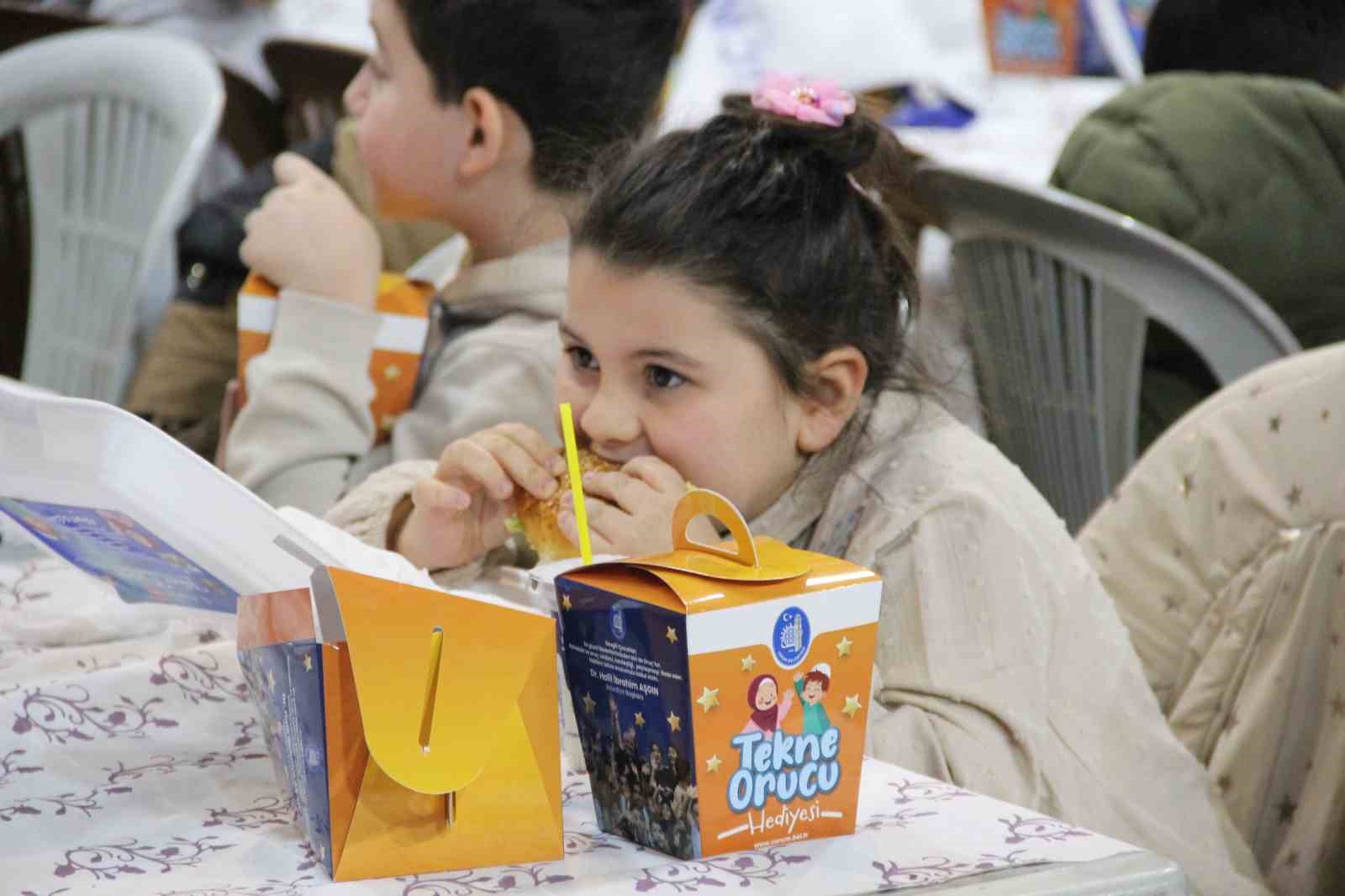 Çorum’da ’tekne orucu’ coşkusu: Yüzlerce çocuk aynı anda iftarını açtı
