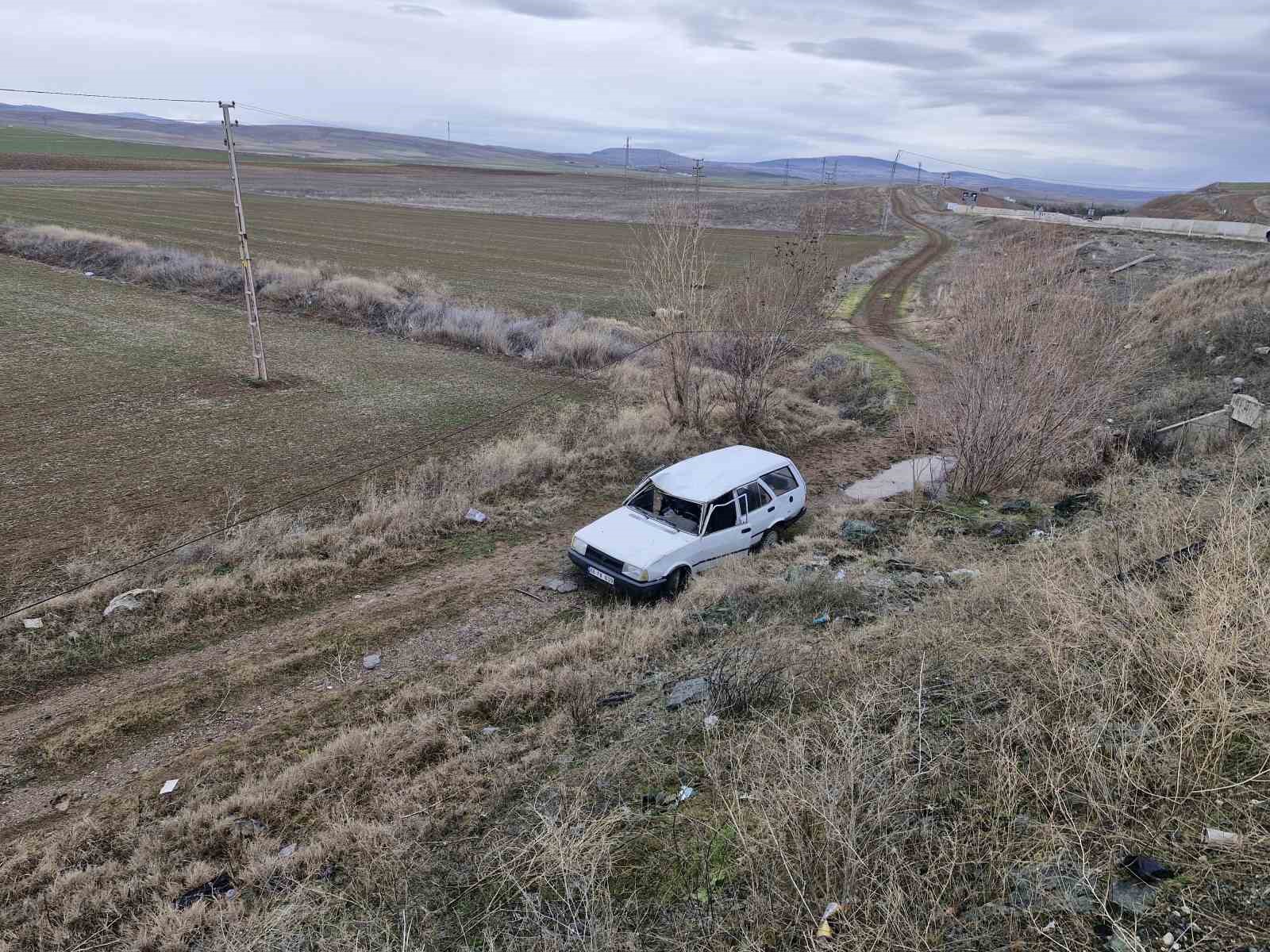 Çorum’da Tofaş şarampole uçtu: 3 yaralı
