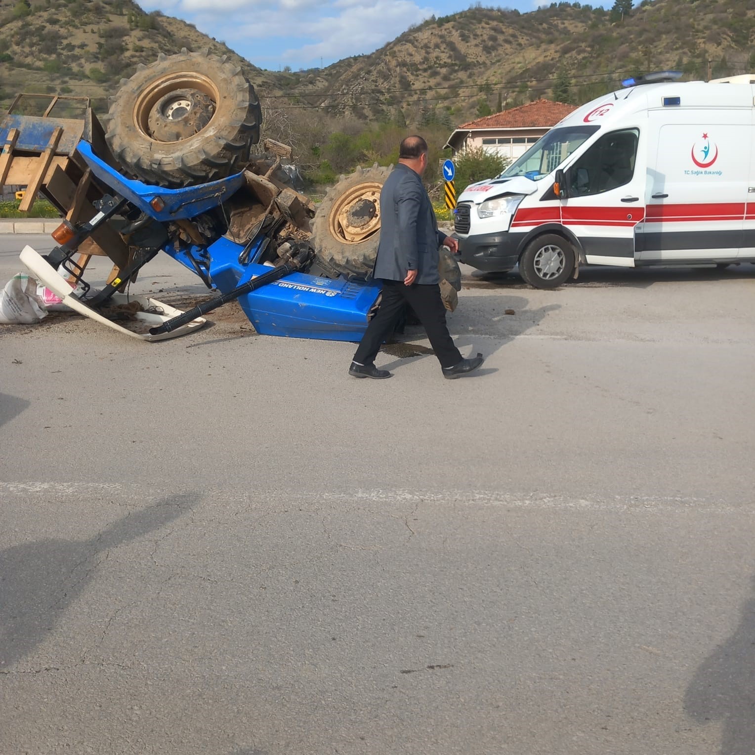 Çorum’da traktör ile ambulans çarpıştı: 1 yaralı
