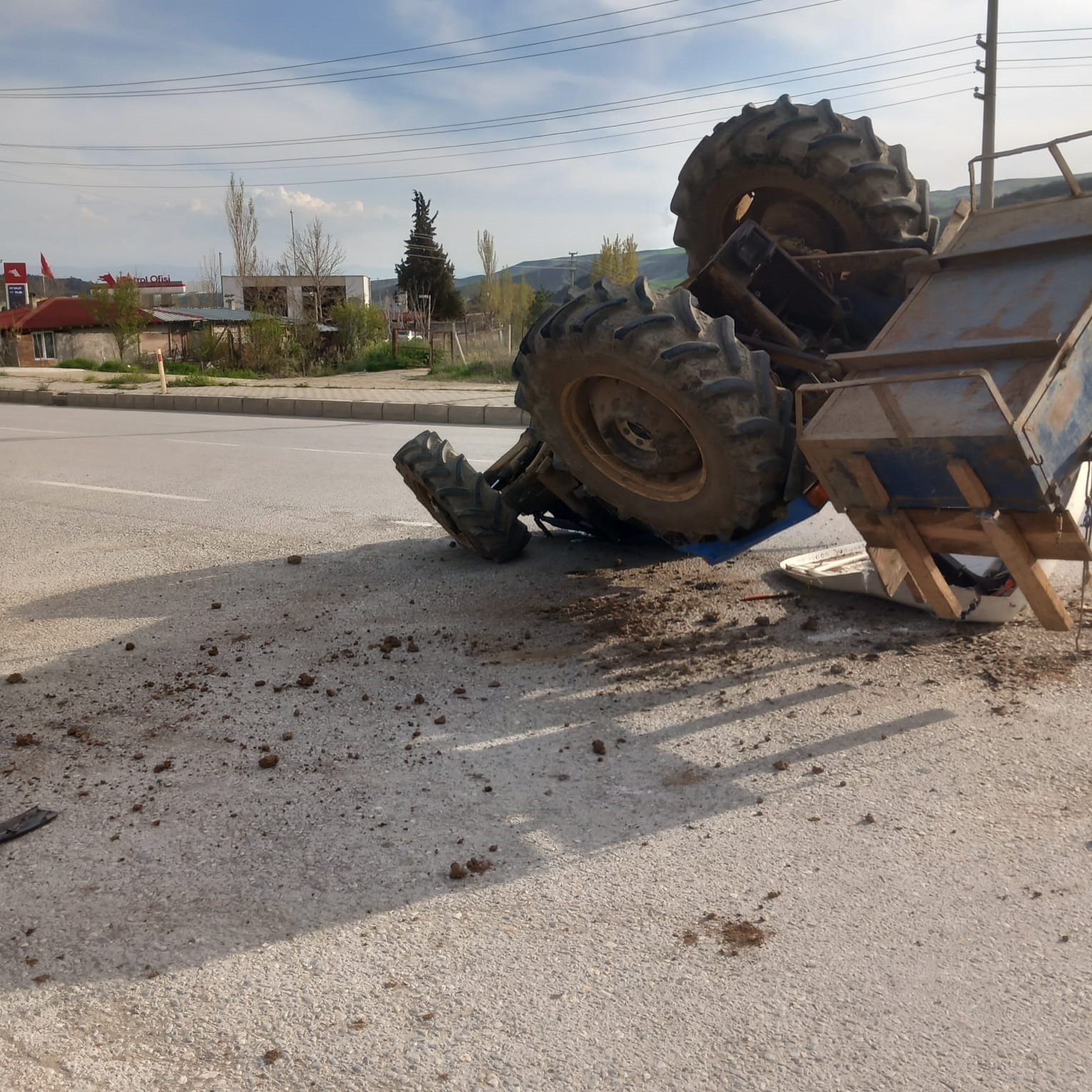 Çorum’da traktör ile ambulans çarpıştı: 1 yaralı
