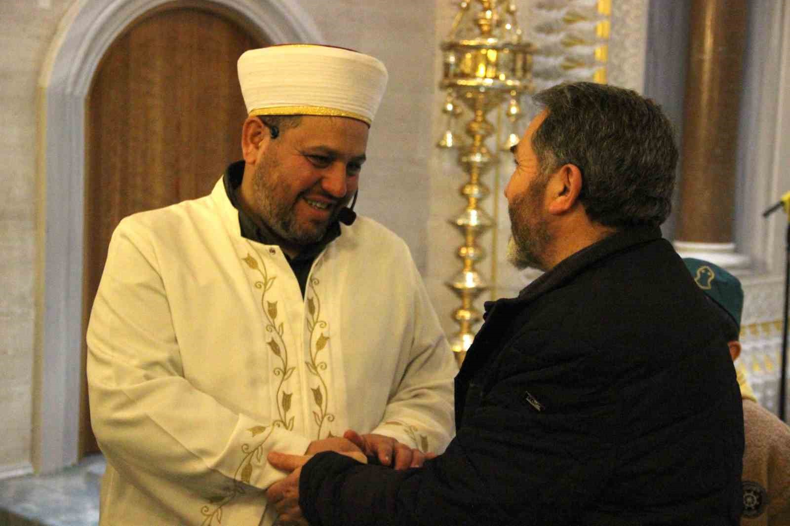 Çorum’da vatandaşlar ilk teravih için Akşemseddin Camii’ne akın etti
