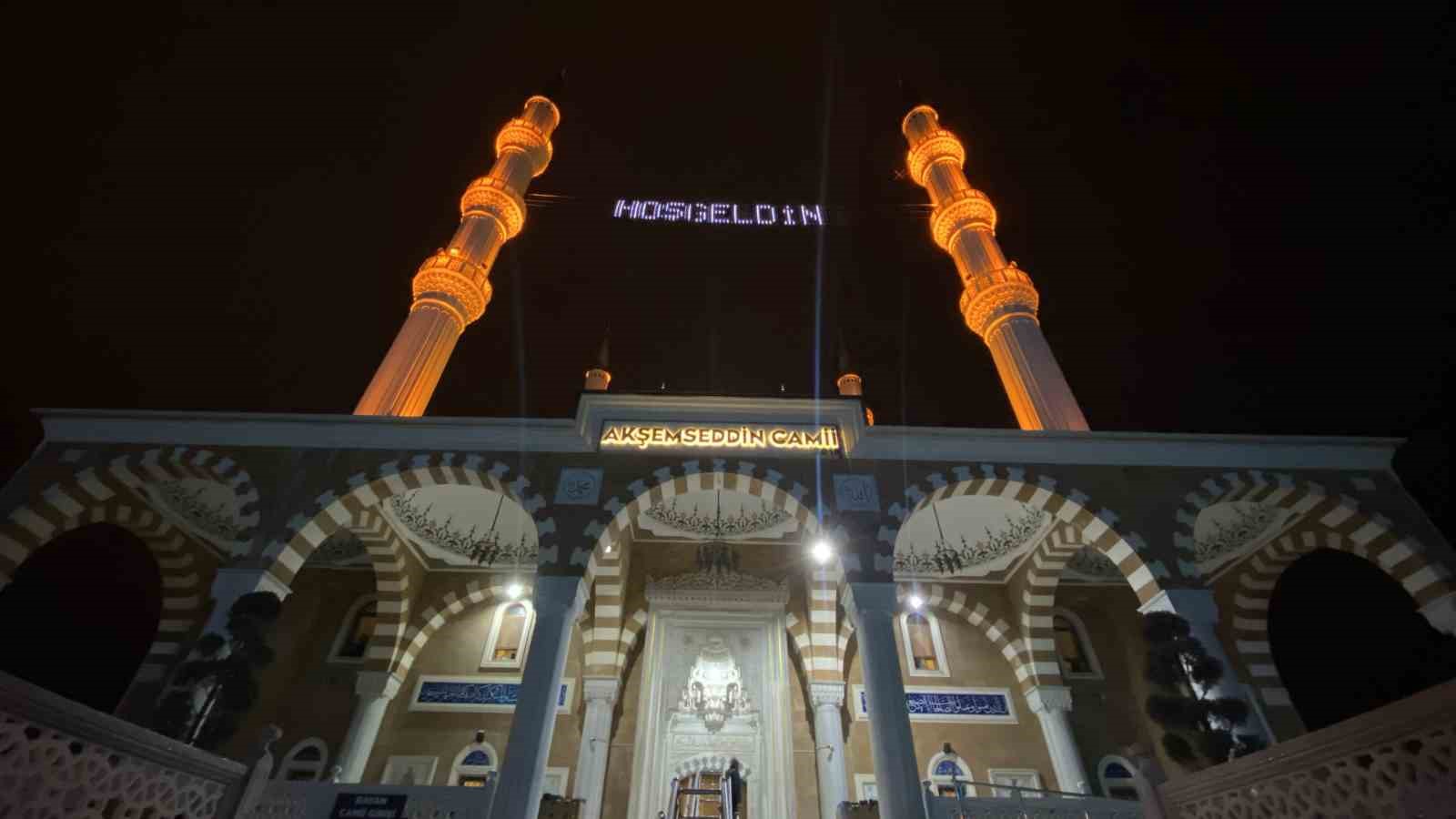 Çorum’da vatandaşlar ilk teravih için Akşemseddin Camii’ne akın etti
