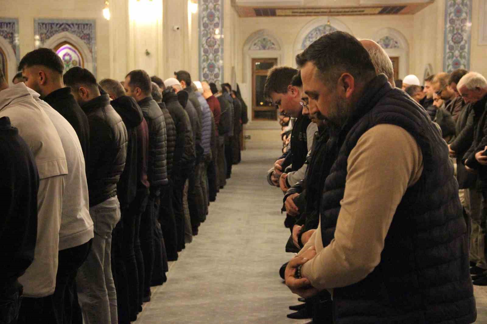 Çorum’da vatandaşlar ilk teravih için Akşemseddin Camii’ne akın etti
