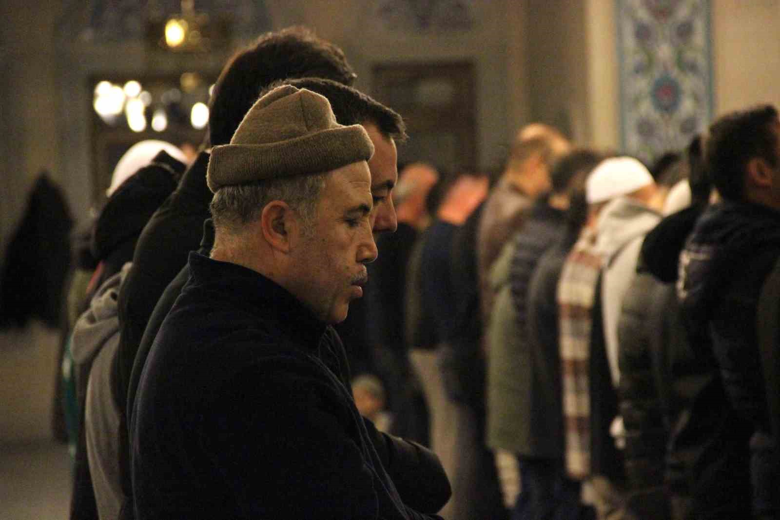 Çorum’da vatandaşlar ilk teravih için Akşemseddin Camii’ne akın etti
