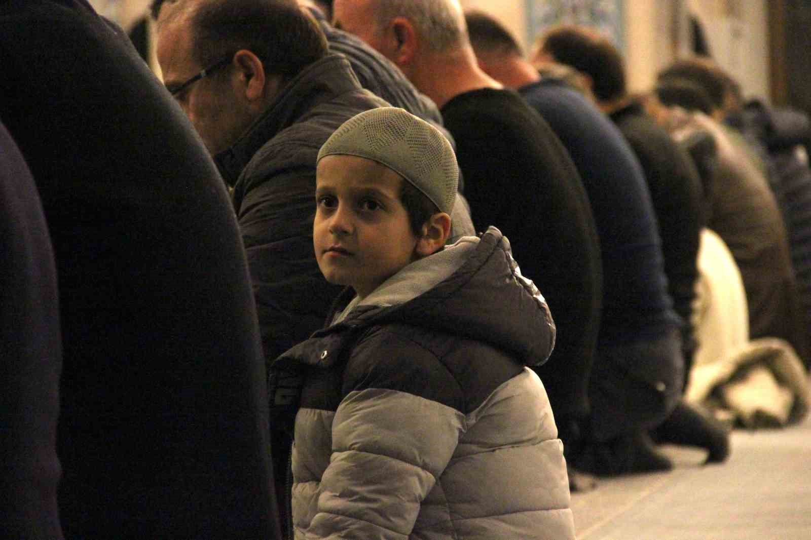 Çorum’da vatandaşlar ilk teravih için Akşemseddin Camii’ne akın etti
