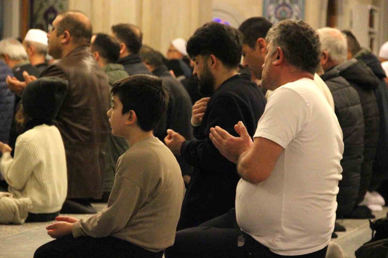 Çorum’da vatandaşlar ilk teravih için Akşemseddin Camii’ne akın etti
