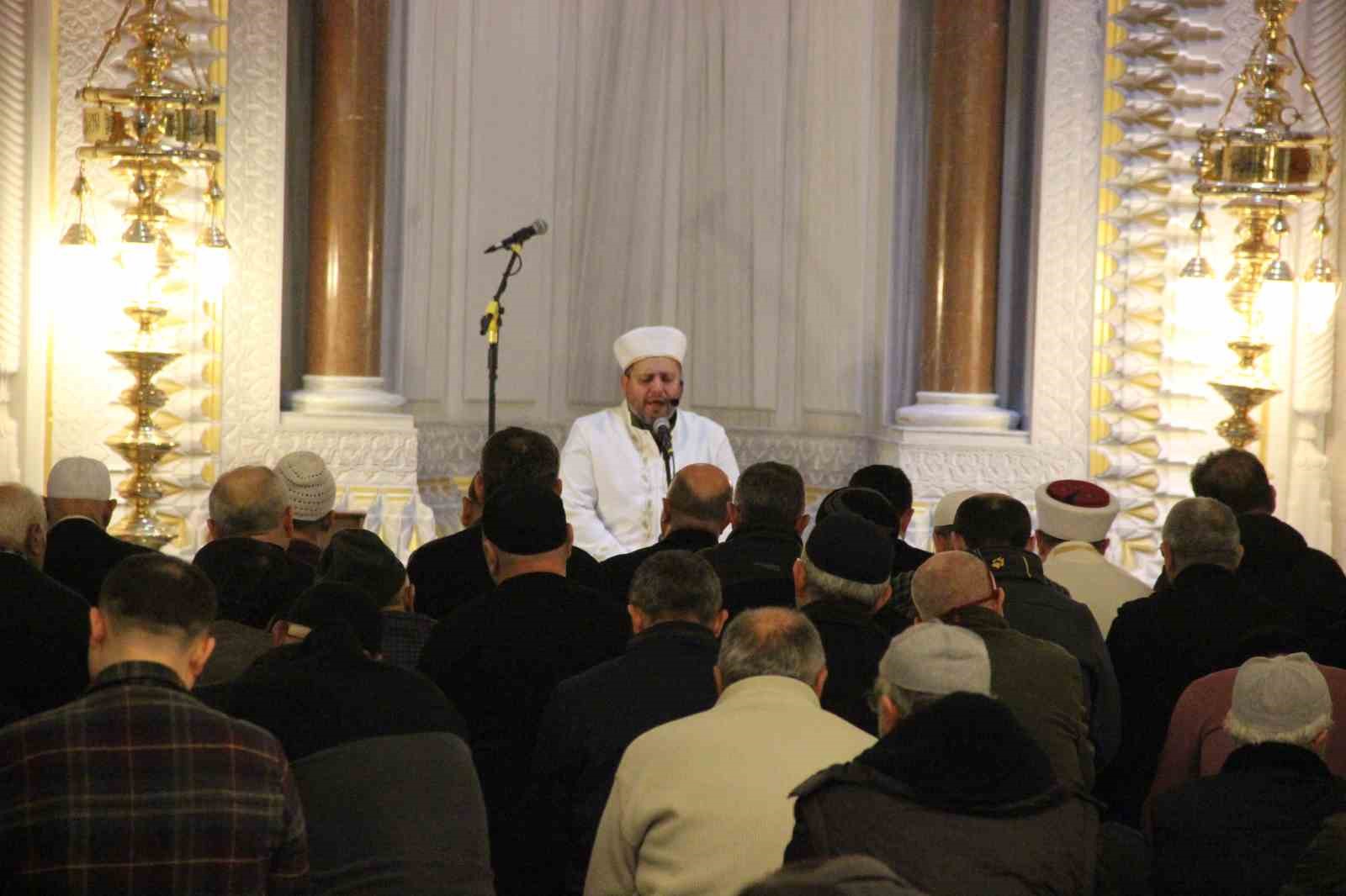 Çorum’da vatandaşlar ilk teravih için Akşemseddin Camii’ne akın etti
