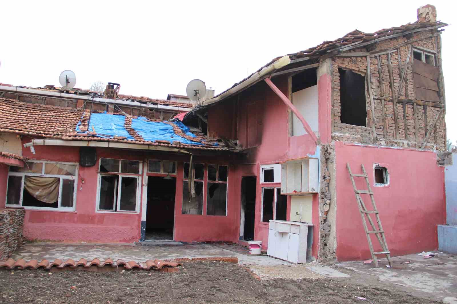 Çorum’da yanan gecekonduda Kur’an-ı Kerim meali zarar görmedi
