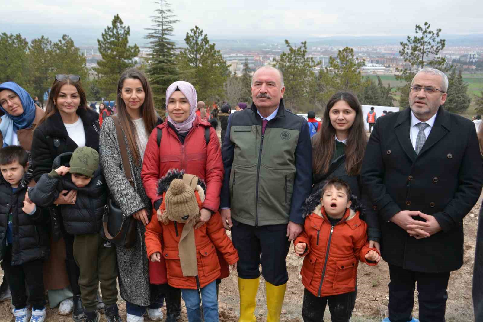 Çorum’da yüzlerce fidan toprakla buluştu
Çorum’da yüzlerce fidan toprakla buluştu