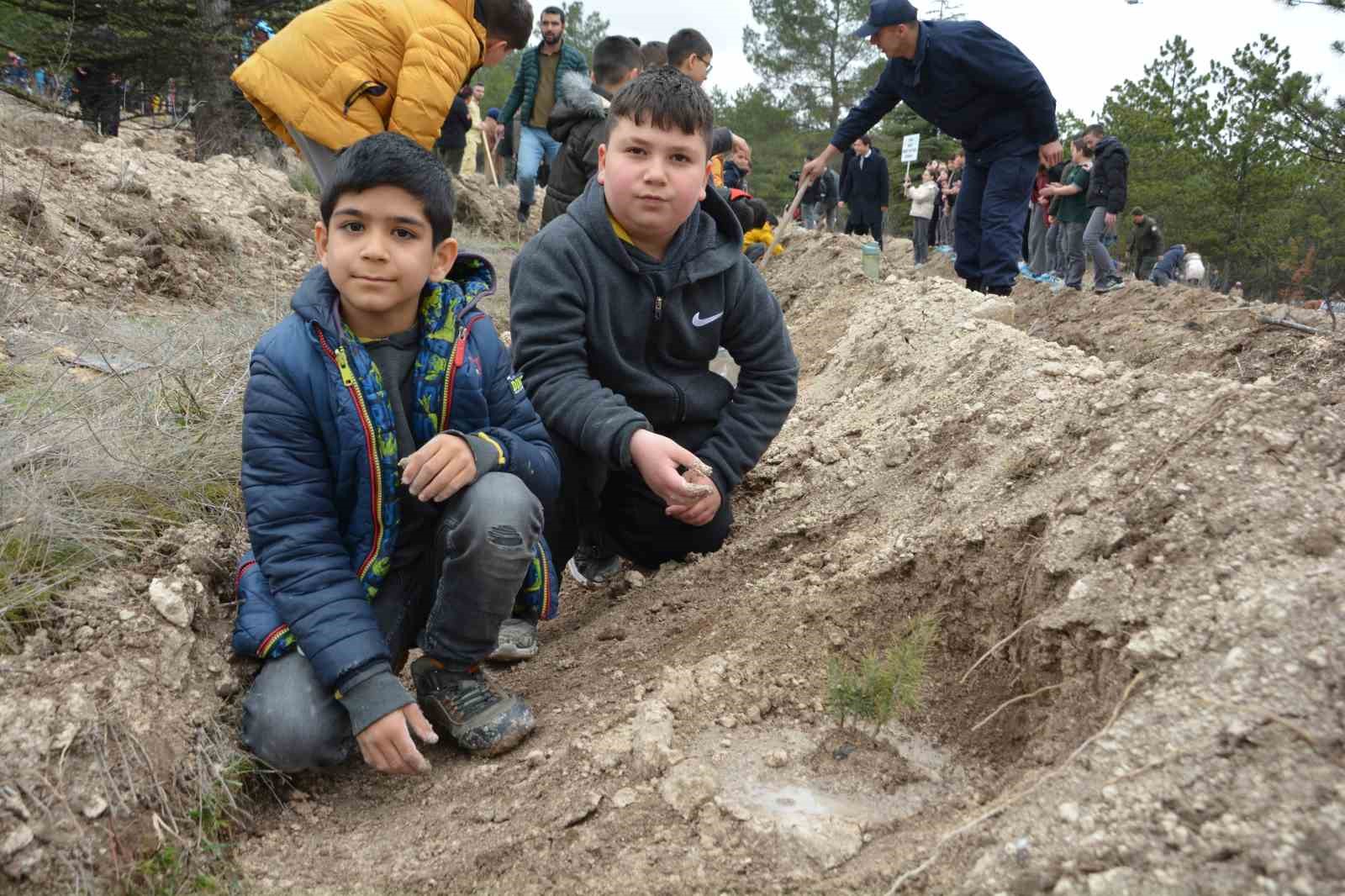 Çorum’da yüzlerce fidan toprakla buluştu
Çorum’da yüzlerce fidan toprakla buluştu