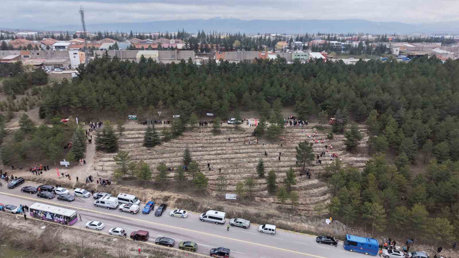 Çorum’da yüzlerce fidan toprakla buluştu
Çorum’da yüzlerce fidan toprakla buluştu