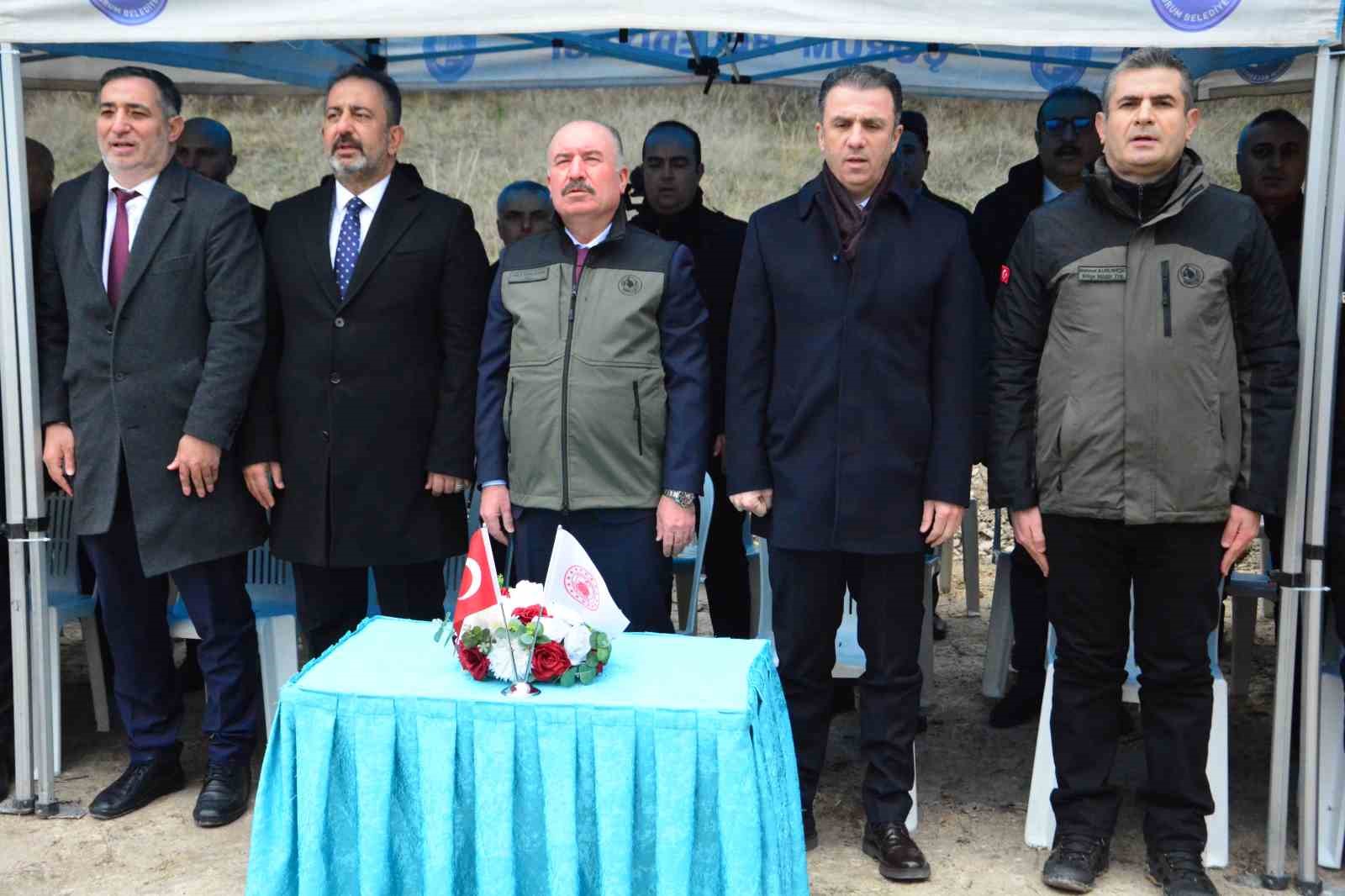 Çorum’da yüzlerce fidan toprakla buluştu
Çorum’da yüzlerce fidan toprakla buluştu