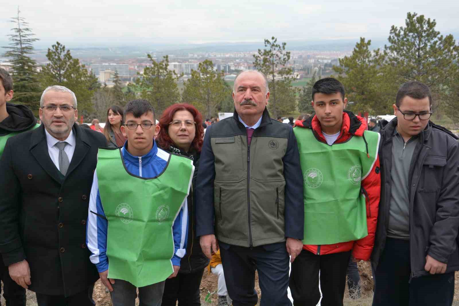 Çorum’da yüzlerce fidan toprakla buluştu
Çorum’da yüzlerce fidan toprakla buluştu