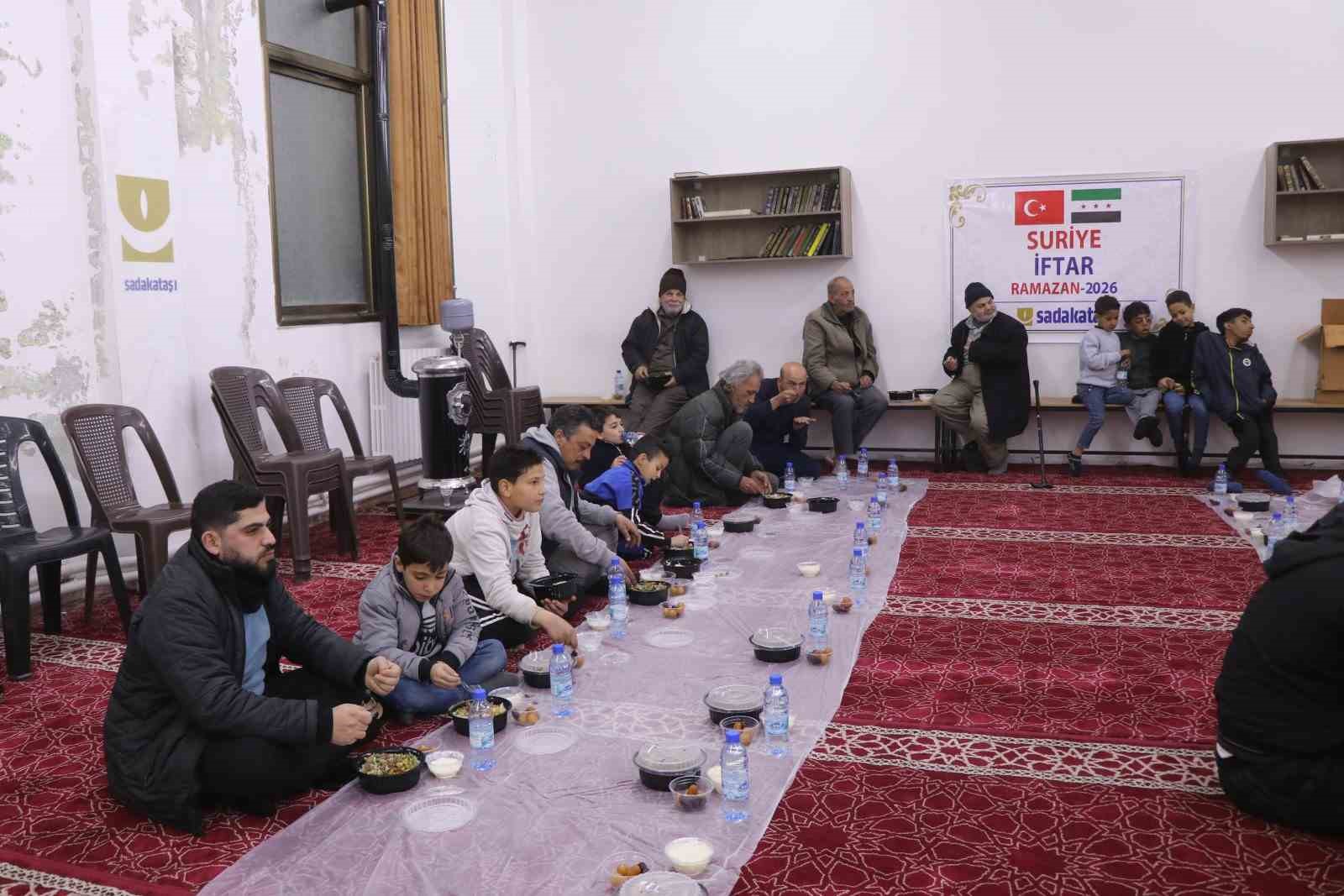 Çorum’dan Suriye’ye gönül köprüsü: Savaşta zarar gören camide günde yüzlerce kişi iftar sofrasında buluşuyor
