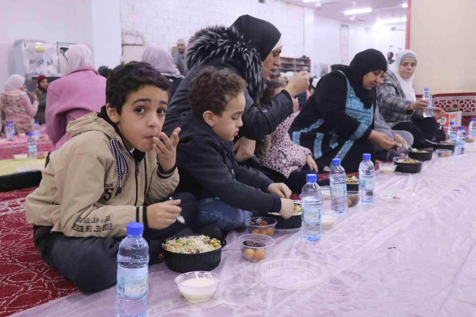 Çorum’dan Suriye’ye gönül köprüsü: Savaşta zarar gören camide günde yüzlerce kişi iftar sofrasında buluşuyor
