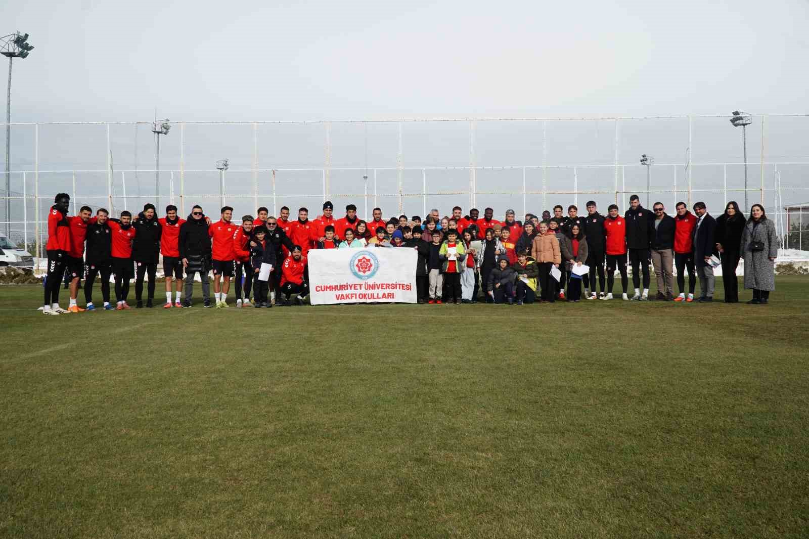 CÜ Vakfı Okulları, Yiğidoları antrenmanda ziyaret etti

