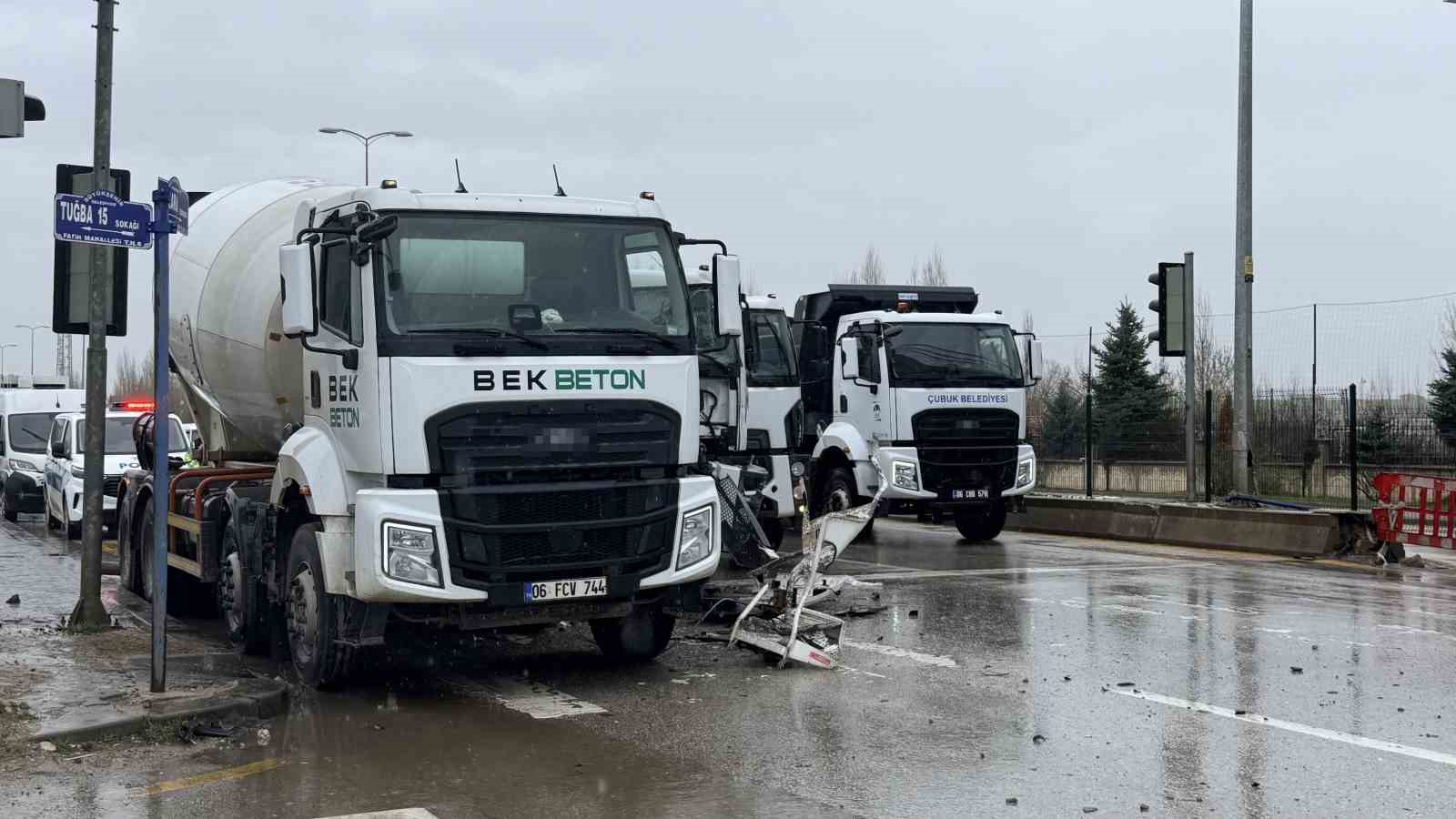 Çubuk’ta beton mikserleri çarpıştı: 1 yaralı
