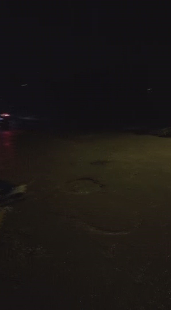 Çukura düşen araçları durdurmaya çalıştı, başarısız oldu
