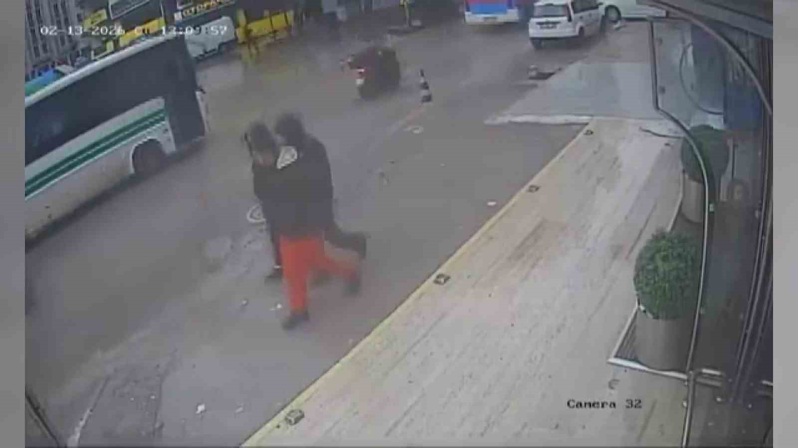 Çukura düşen motosikletli, otobüsün altında kalmaktan son anda kurtuldu
