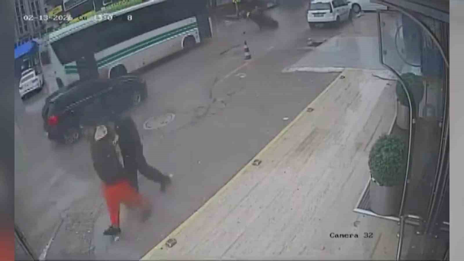 Çukura düşen motosikletli, otobüsün altında kalmaktan son anda kurtuldu
