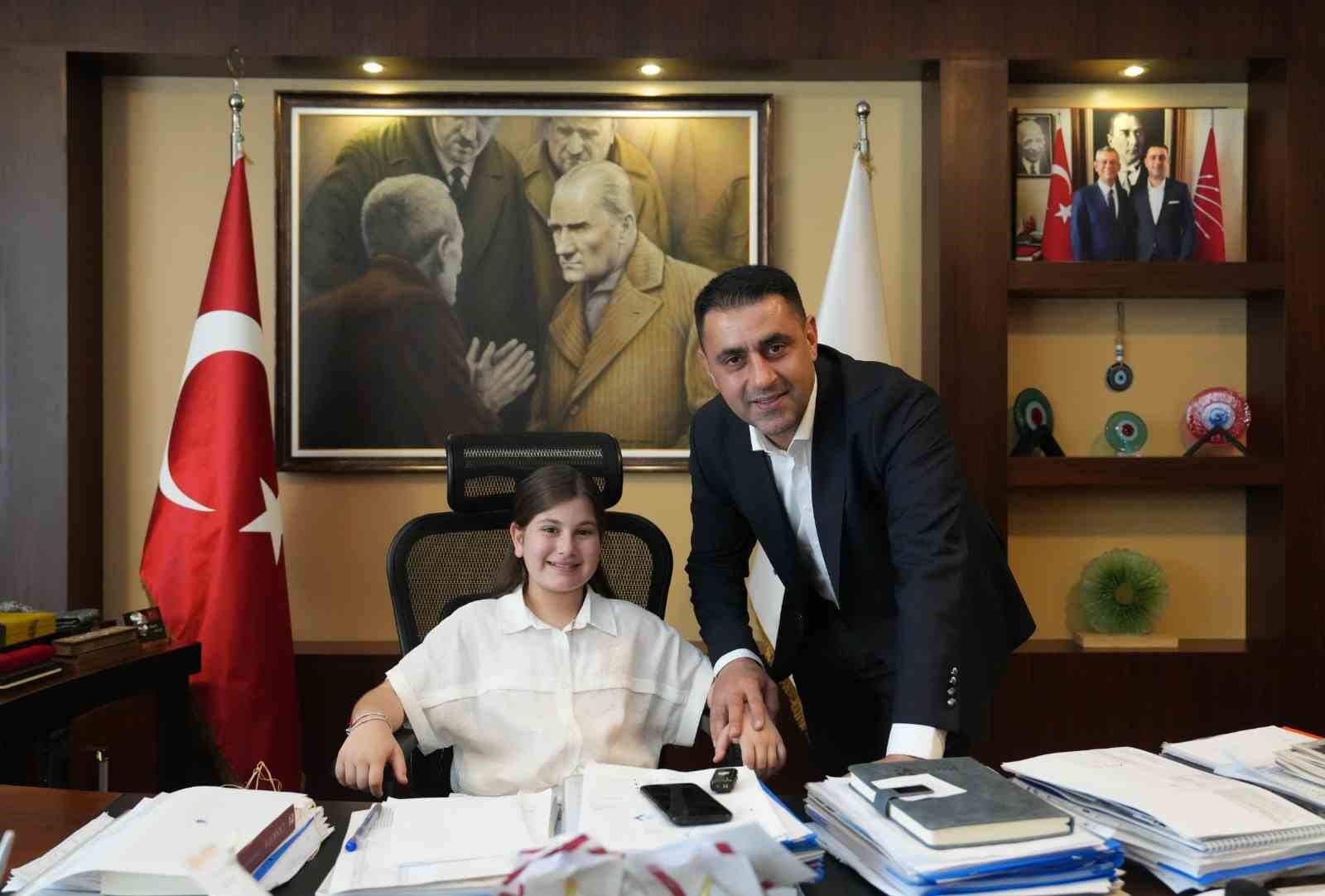 Çukurova Belediye Başkanı Kozay, makam koltuğunu çocuklara devretti
