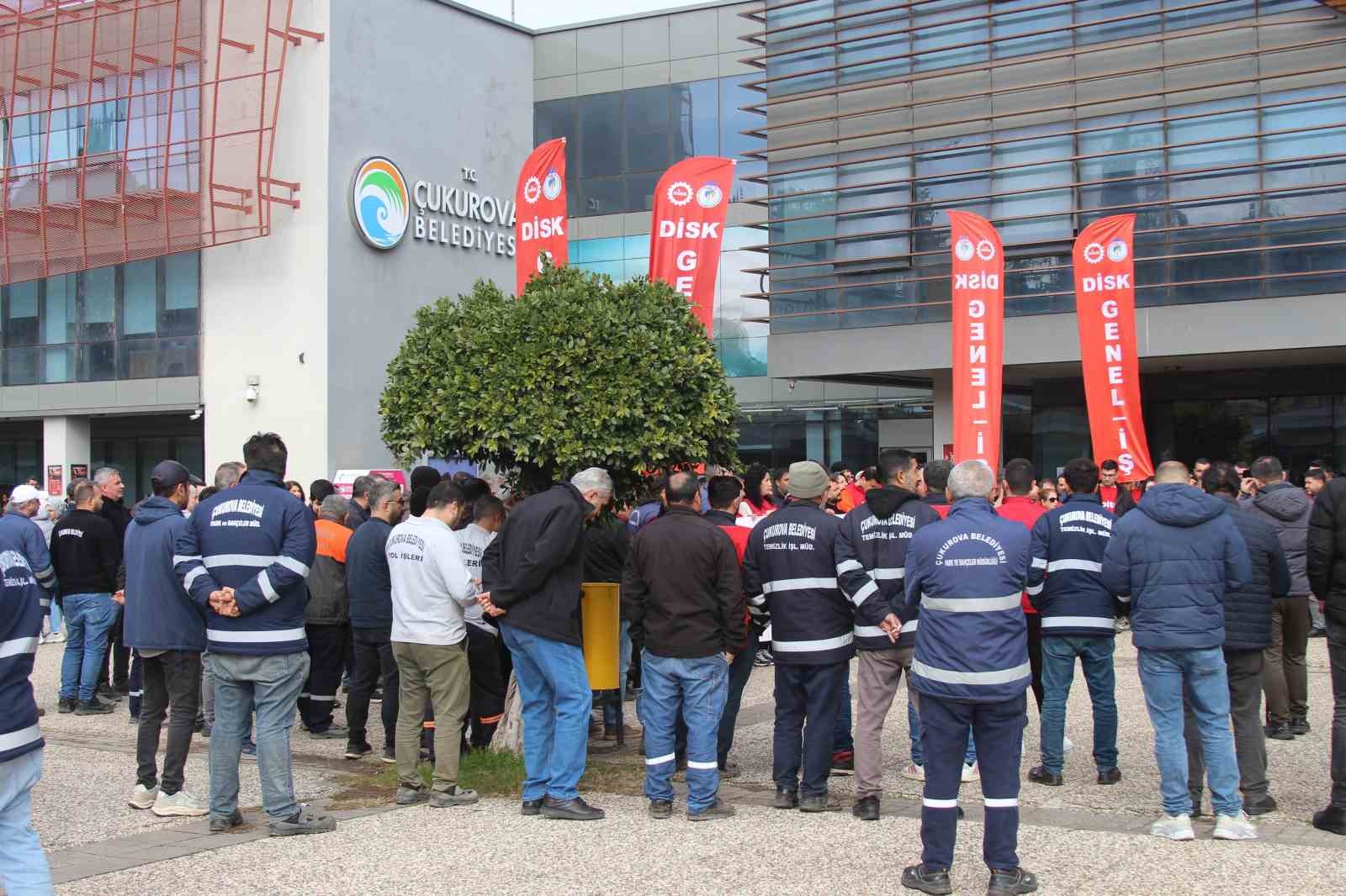 Çukurova Belediyesi’nde kriz: İşçiler alacakları için eylem yaptı

