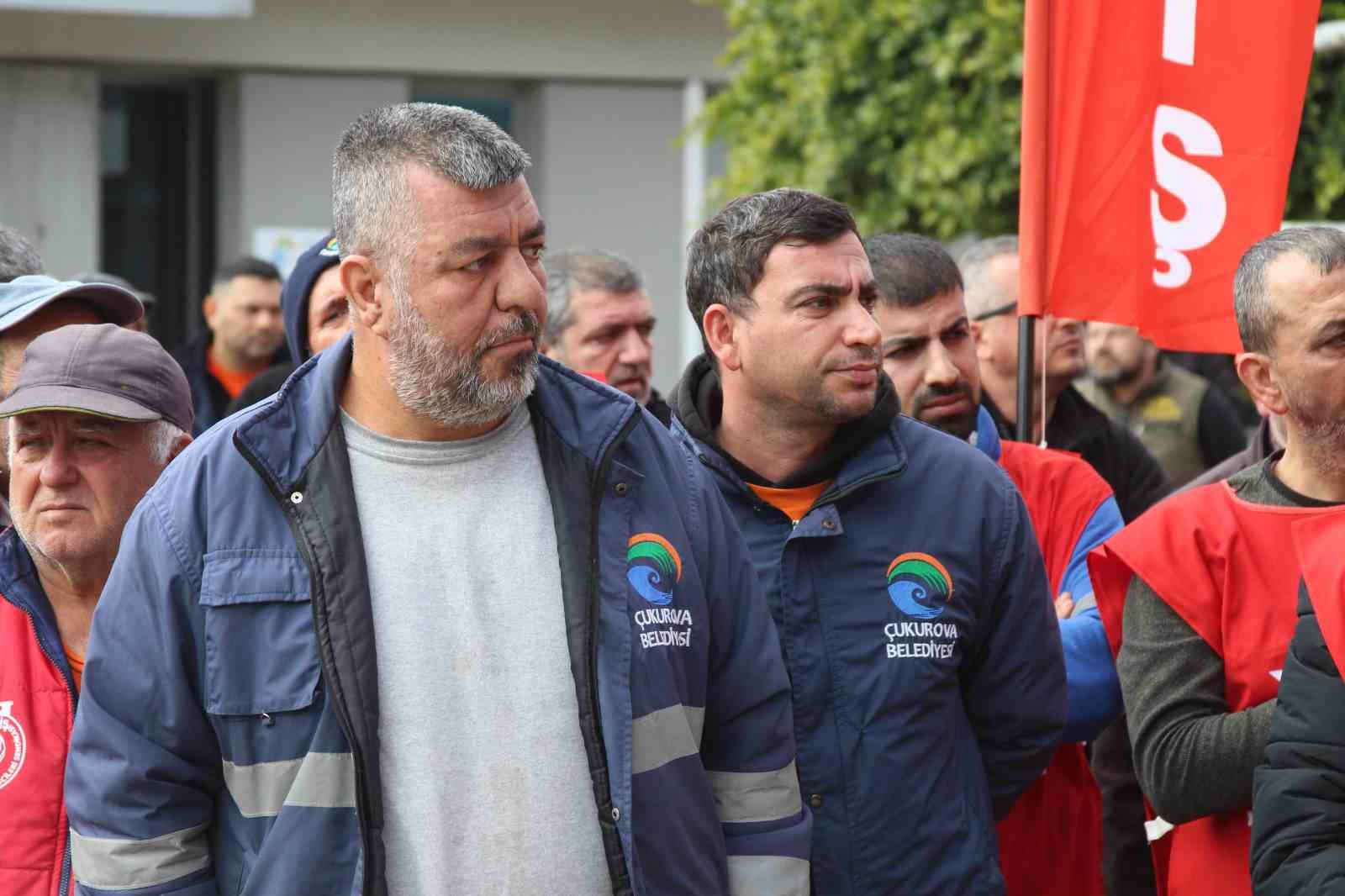 Çukurova Belediyesi’nde kriz: İşçiler alacakları için eylem yaptı
