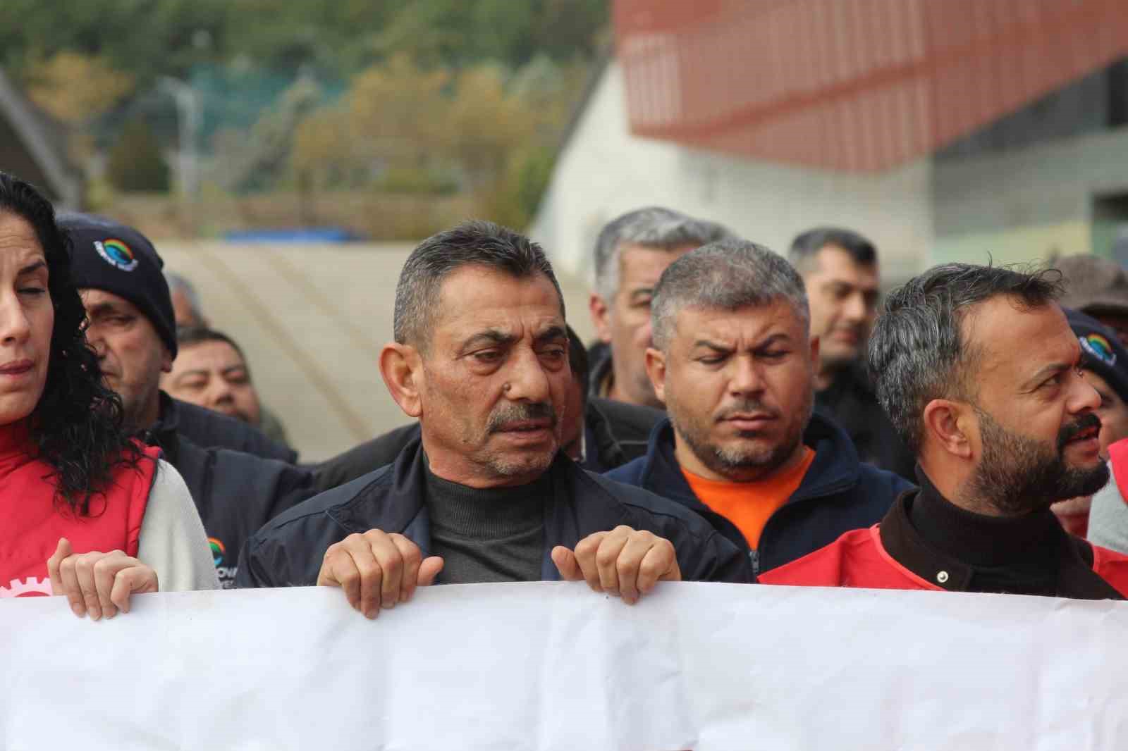 Çukurova Belediyesi’nde kriz: İşçiler alacakları için eylem yaptı
