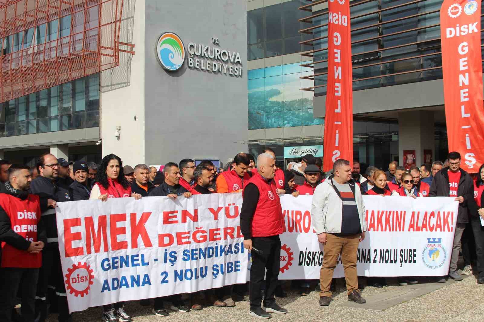 Çukurova Belediyesi’nde kriz: İşçiler alacakları için eylem yaptı
