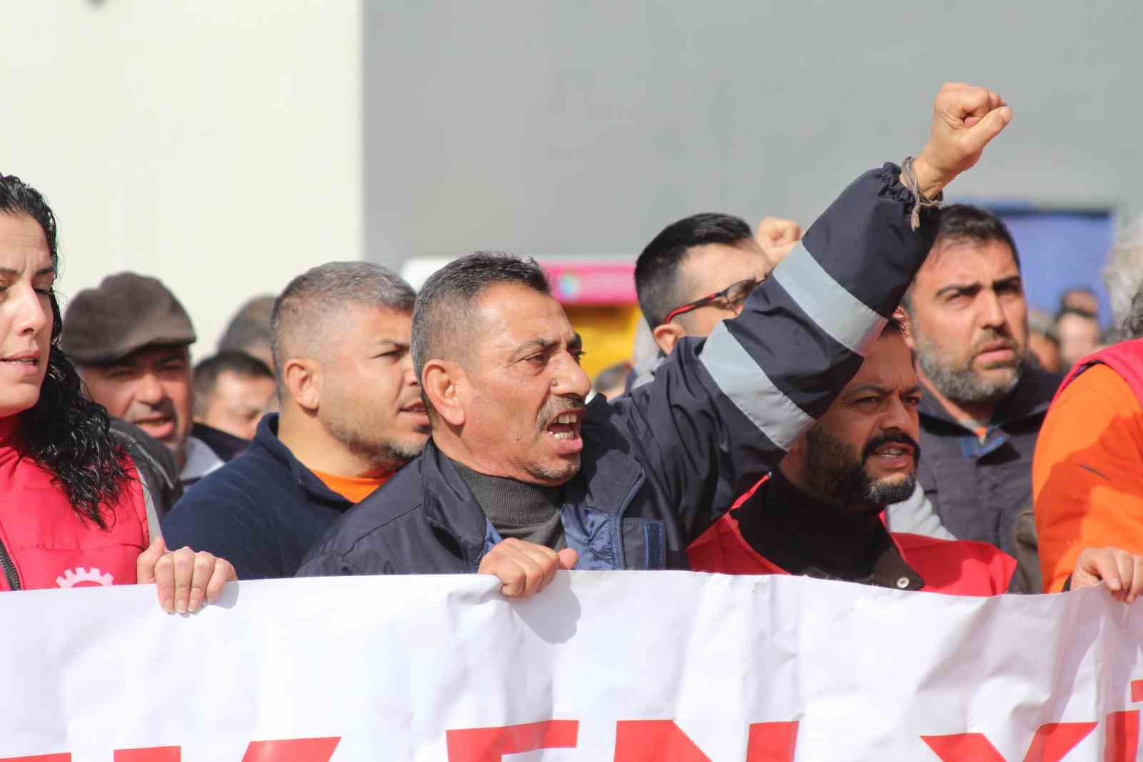 Çukurova Belediyesi’nde kriz: İşçiler alacakları için eylem yaptı
