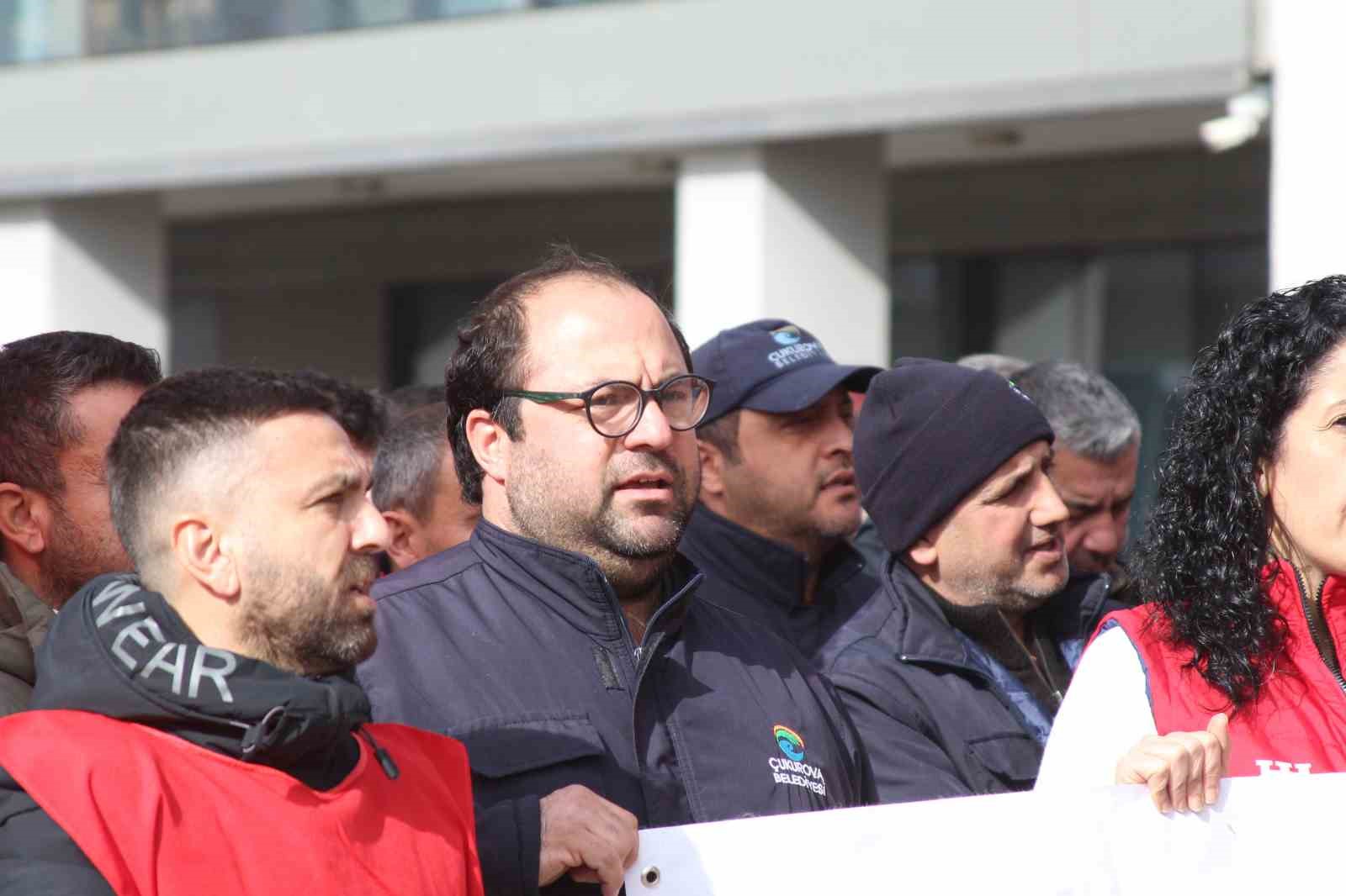 Çukurova Belediyesi’nde kriz: İşçiler alacakları için eylem yaptı
