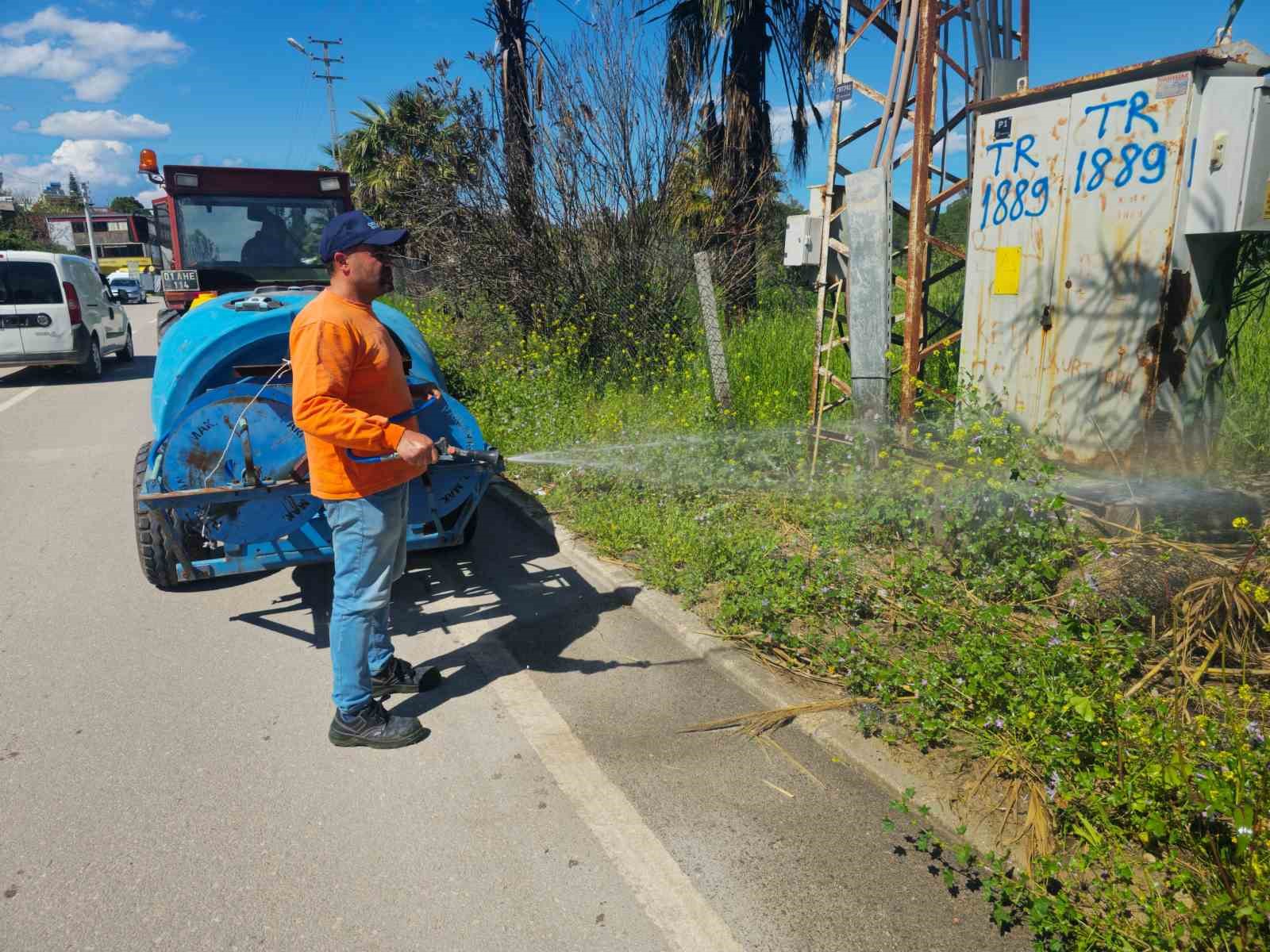 Çukurova Belediyesi’nden park ve yeşil alanlarda yoğun mesai
