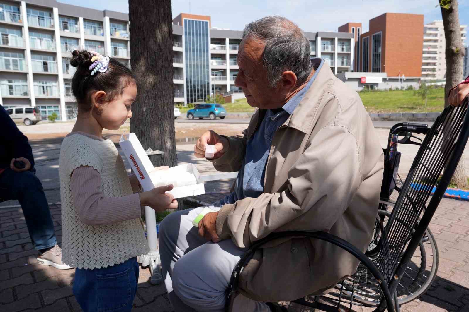 Çukurova’da miniklerden yaşlılara anlamlı ziyaret
Çukurova’da miniklerden yaşlılara anlamlı ziyaret