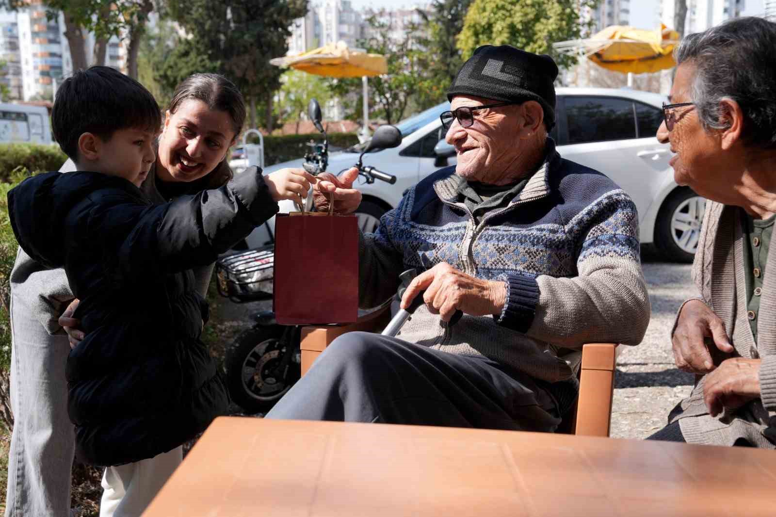 Çukurova’da miniklerden yaşlılara anlamlı ziyaret
Çukurova’da miniklerden yaşlılara anlamlı ziyaret