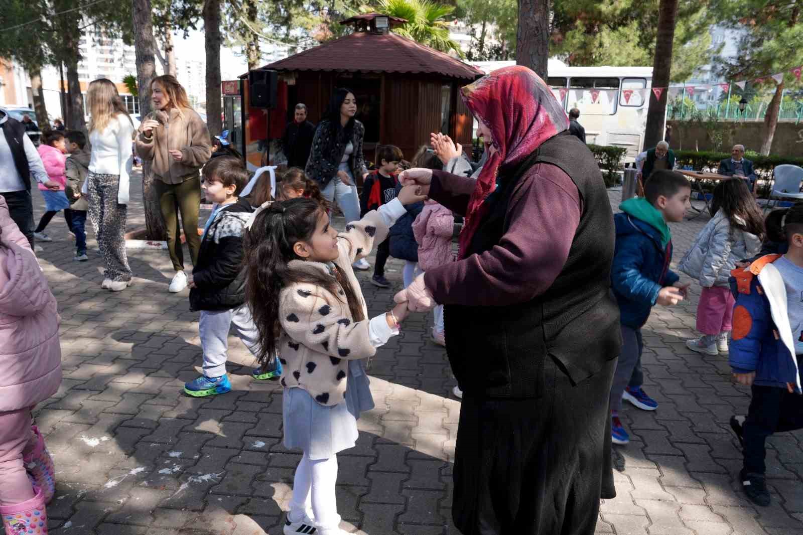 Çukurova’da miniklerden yaşlılara anlamlı ziyaret
Çukurova’da miniklerden yaşlılara anlamlı ziyaret