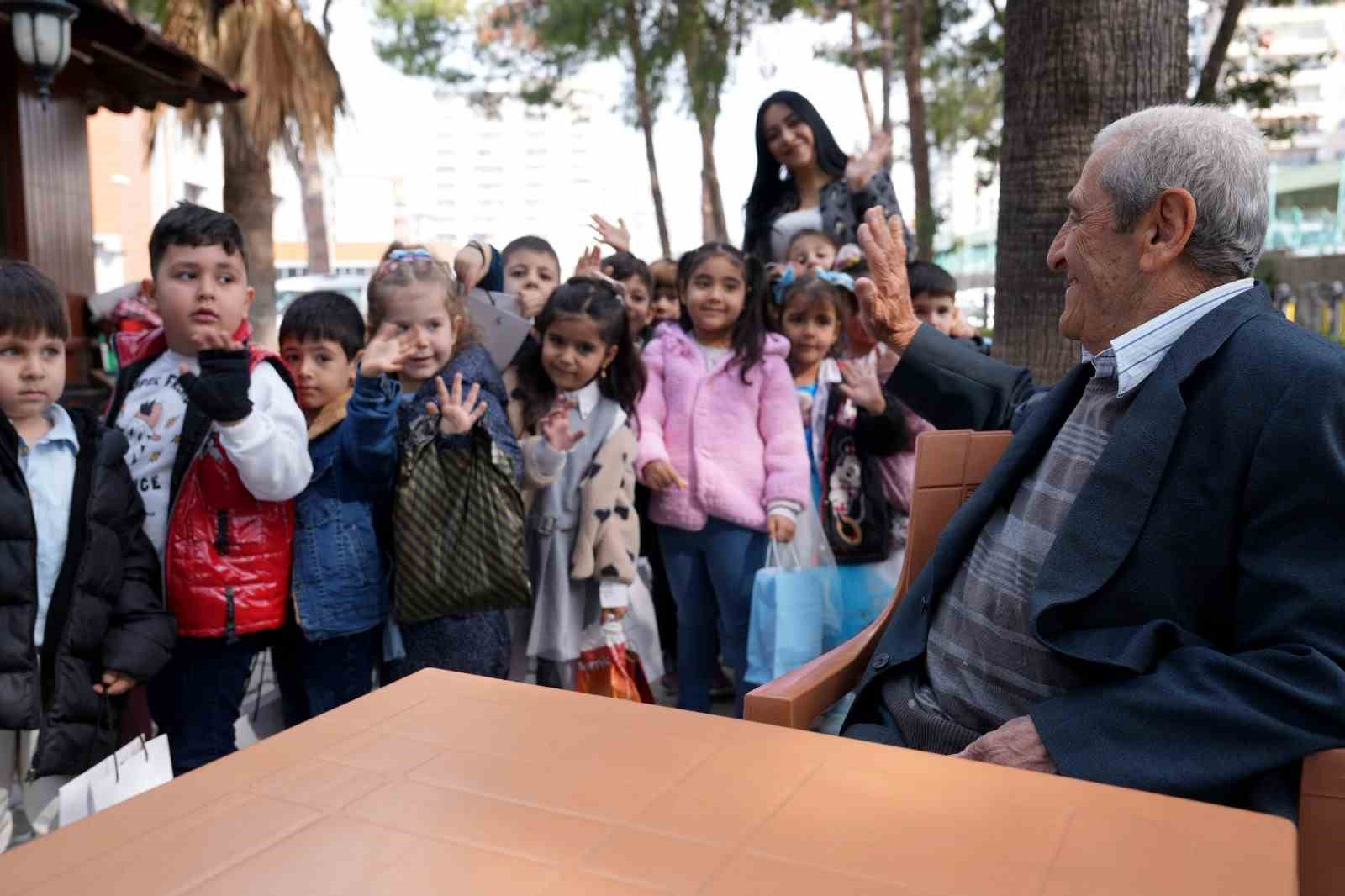 Çukurova’da miniklerden yaşlılara anlamlı ziyaret
Çukurova’da miniklerden yaşlılara anlamlı ziyaret