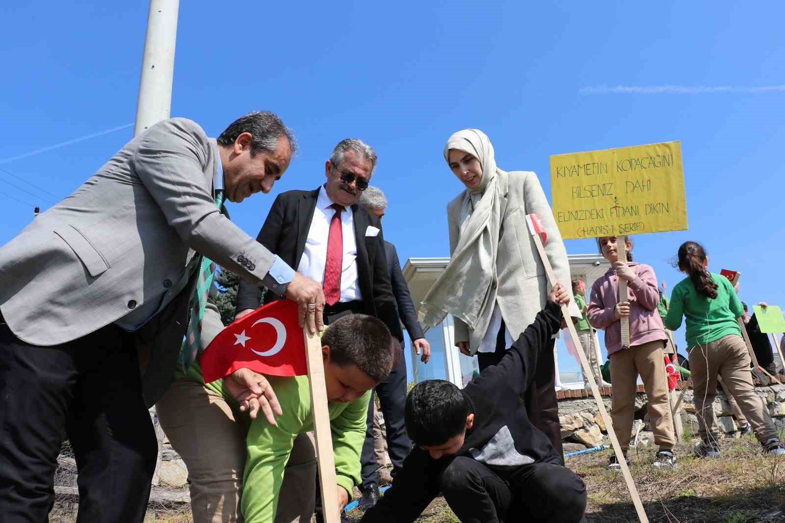Cumayeri’nde fidanlar toprakla buluştu
